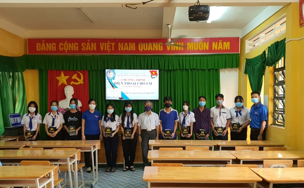 Chương trình “Điện thoại cho em” - tặng điện thoại cho học sinh khó khăn học trực tuyến năm học 2021-2022