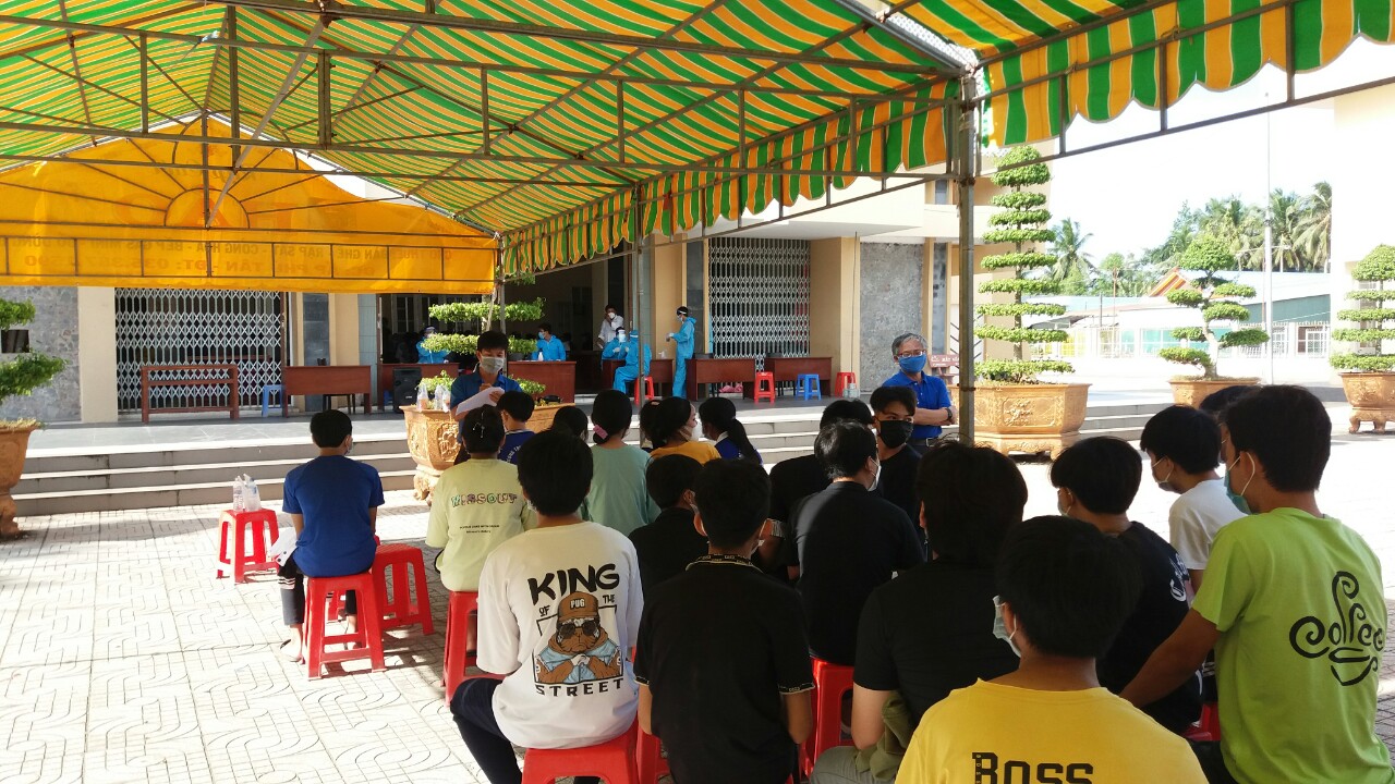 Trường THPT Thạnh Tân thực tổ chức tốt việc t.i.ê.m v.ắ.c x.i.n phòng C.O.V.I.D-19 cho học sinh năm học 2021-2022