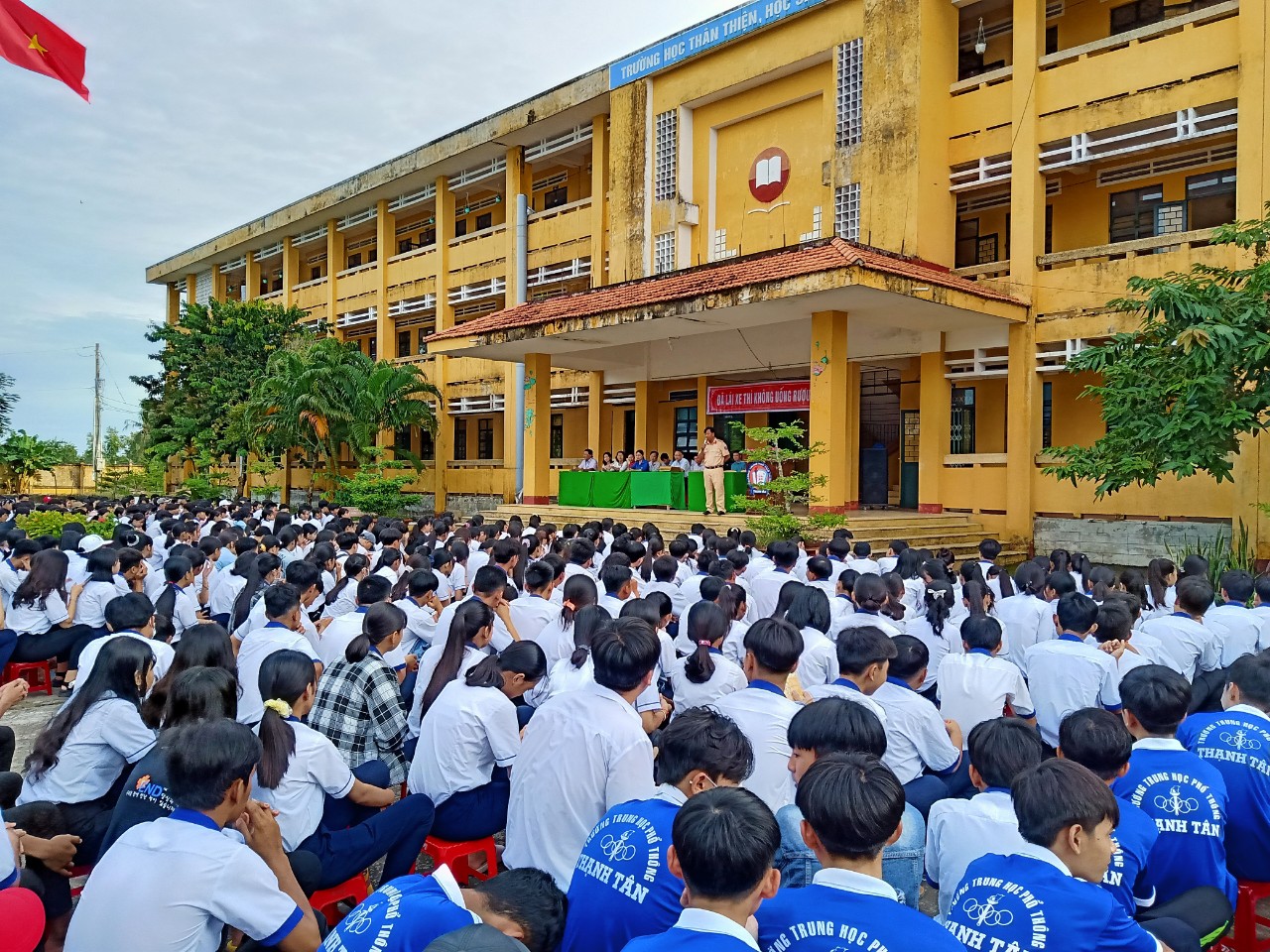 Công an huyện Thạnh Trị tuyên truyền kiến thức về ATGT - \"Đã uống rượu bia thì không lái xe\"