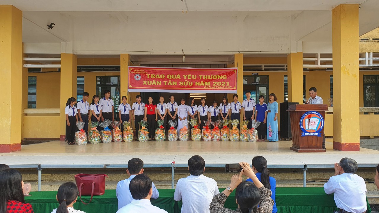 Trường THPH Thạnh Tân tặng quà cho học sinh nghèo, học sinh có hoàn cảnh khó khăn nhân dịp Xuân Tân Sửu - 2021